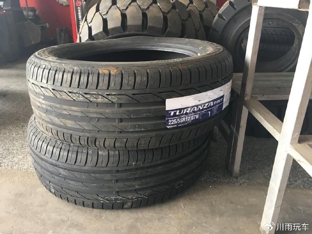 汽车爆胎高速_高速汽车爆胎危险吗_高速汽车爆胎处理方法